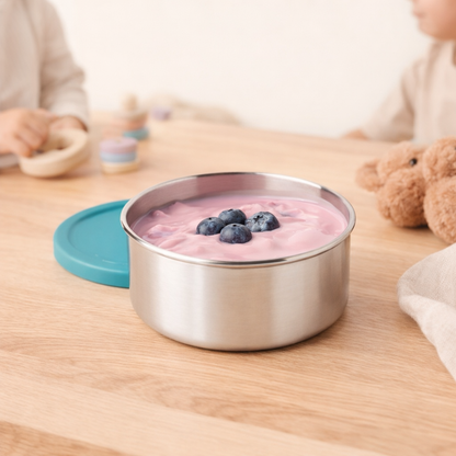 Edelstahl Dipdose mit Silikondeckel in der Anwendung – kleine Snackportion für Kinder