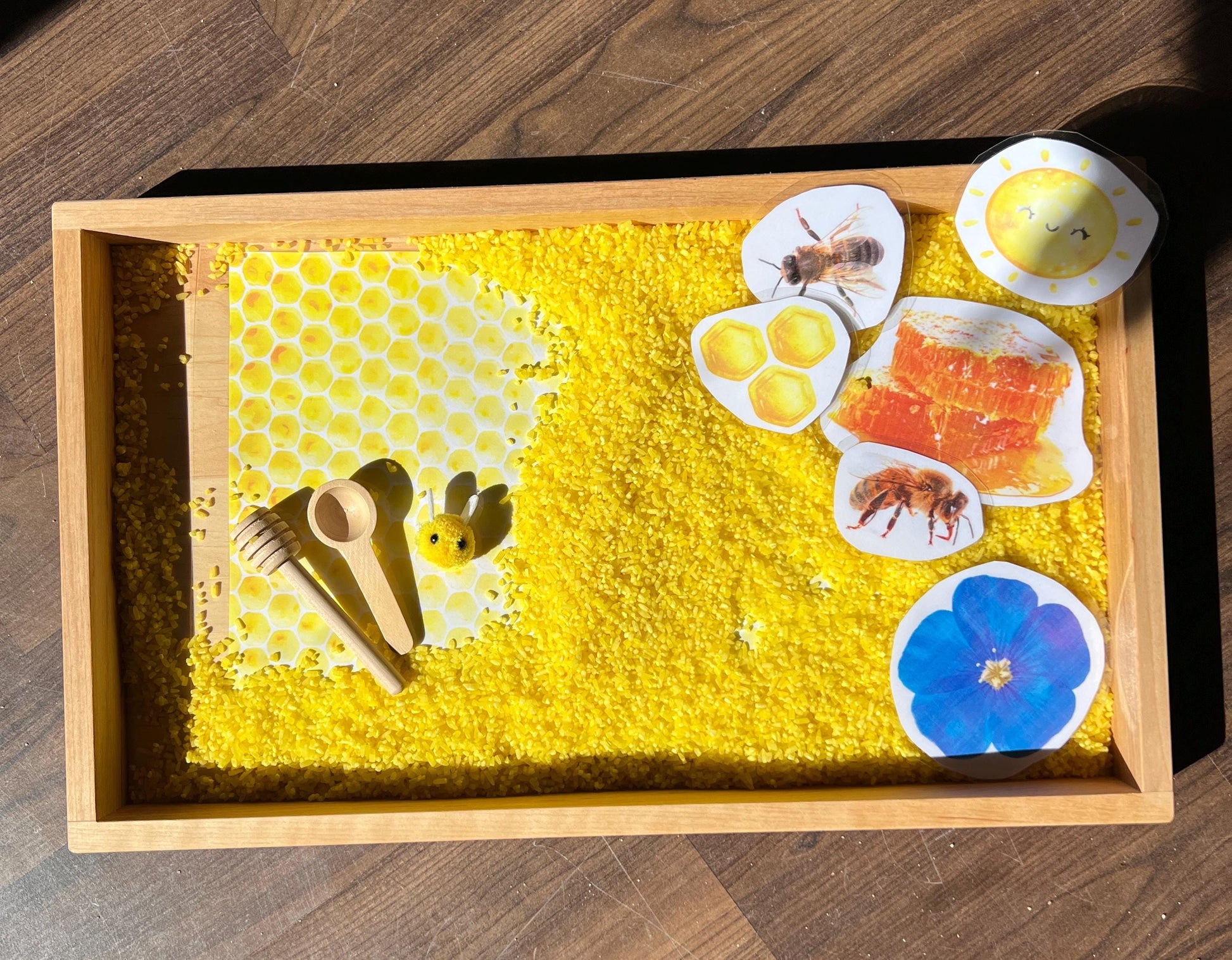 Honigbienen Sensorik-Set | Montessori inspiriert | Reis mit Glitzer & Duft | Spielideen und Holzlöffel