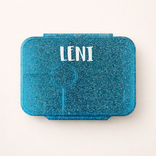 LEKKABOX Glamour Glitzer-Brotdose in Aqua, geschlossen, mit Namen auf dem Deckel.