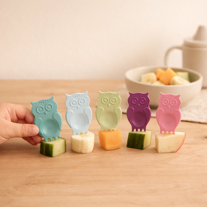 Snack Piekser Kinder Eule im Einsatz mit Obst und Gemüse für Brotdose und Snackteller einfache Nutzung für Kinder

