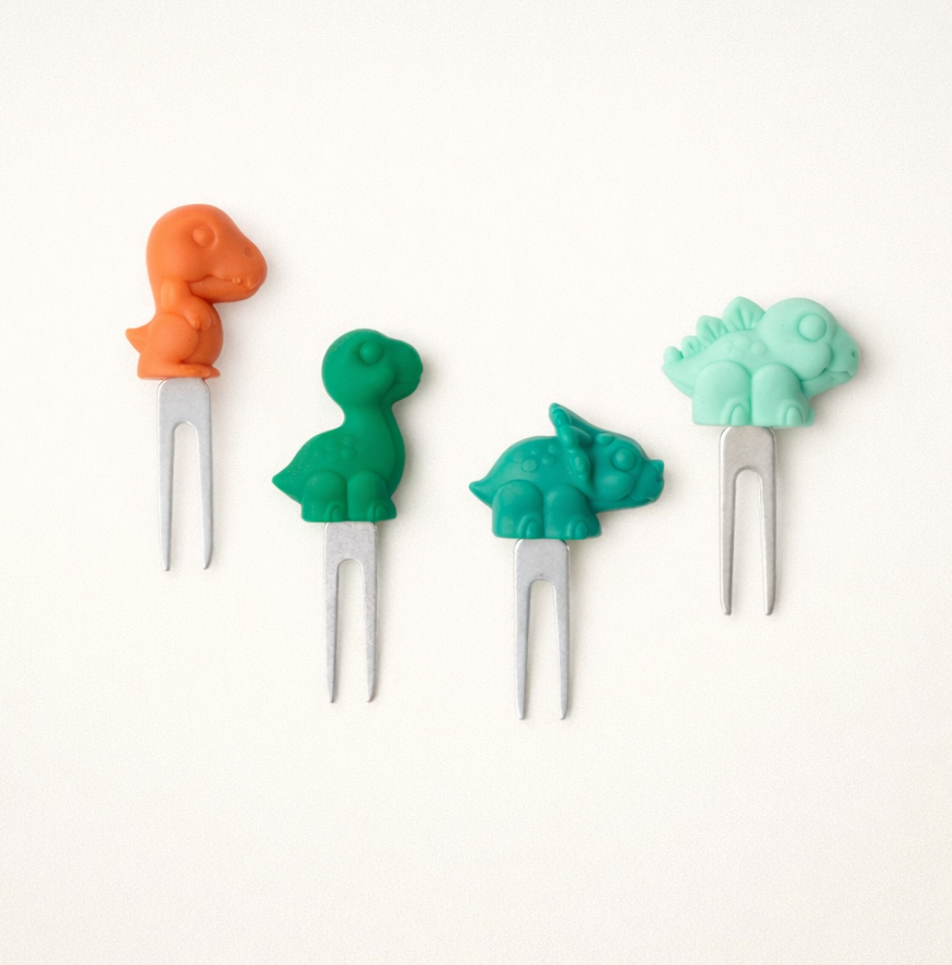 Snackpiekser für Kinder im Dino Design aus Edelstahl mit Silikonaufsatz in Grün und Orange – ideal für Brotdose, Snackteller und BLW Snacks